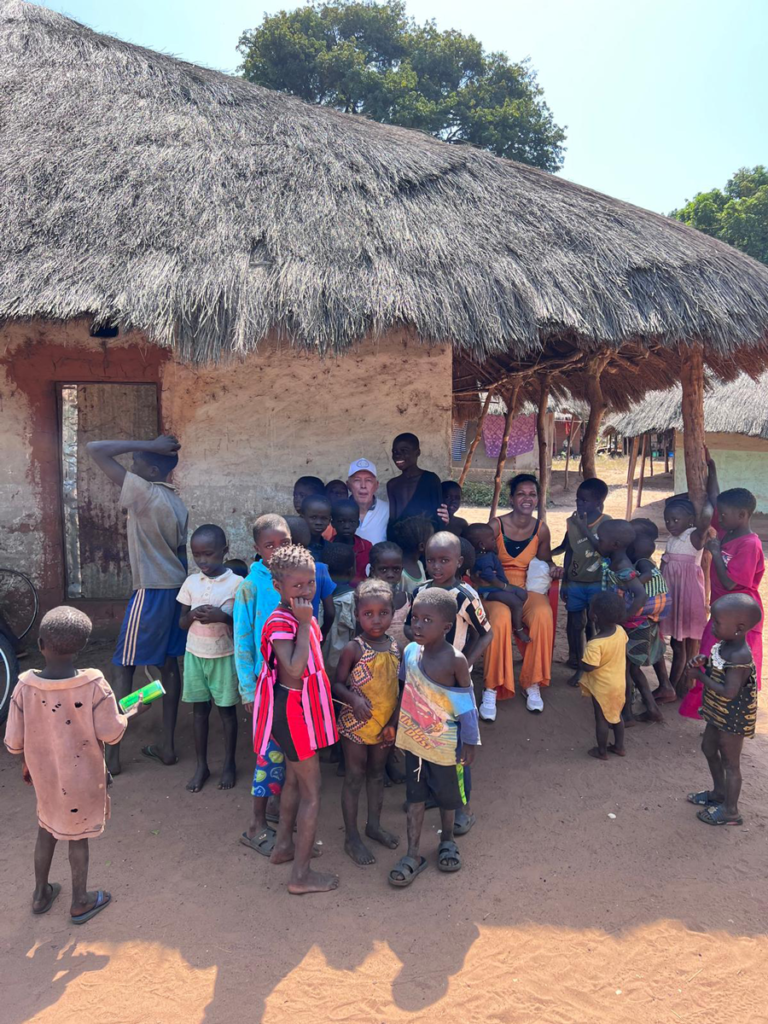André Mermoud dans un village africain, entouré d'enfants