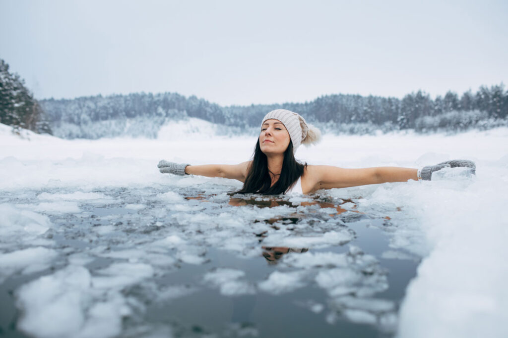 Biohacking une femme dans un lac gelé
