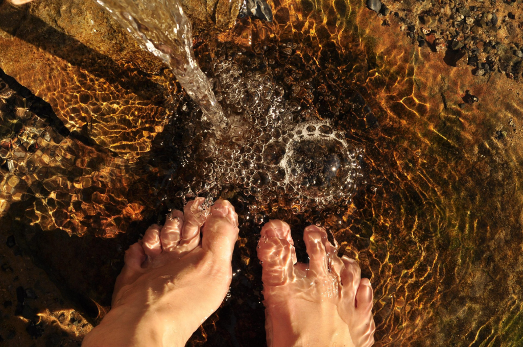 Des pieds dans l'eau