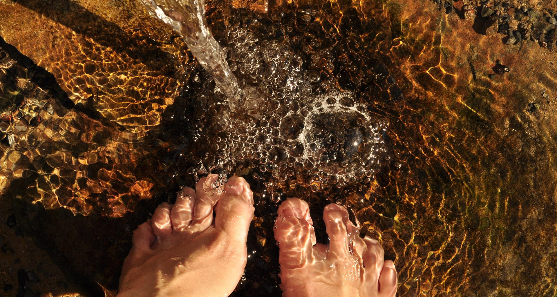Des pieds dans l'eau
