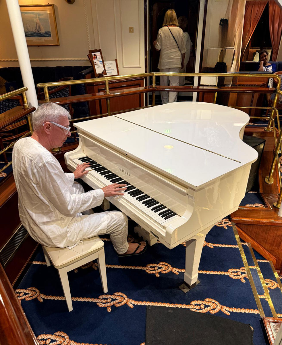 André Mermoud joue au piano