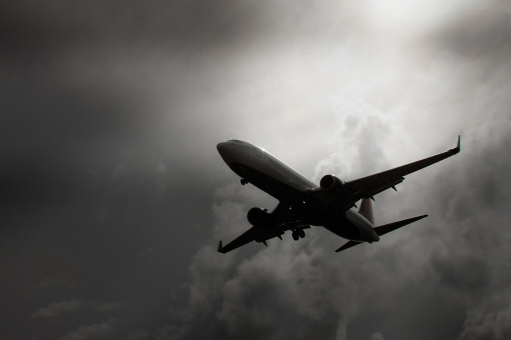 Un avion dans un ciel inquiétant