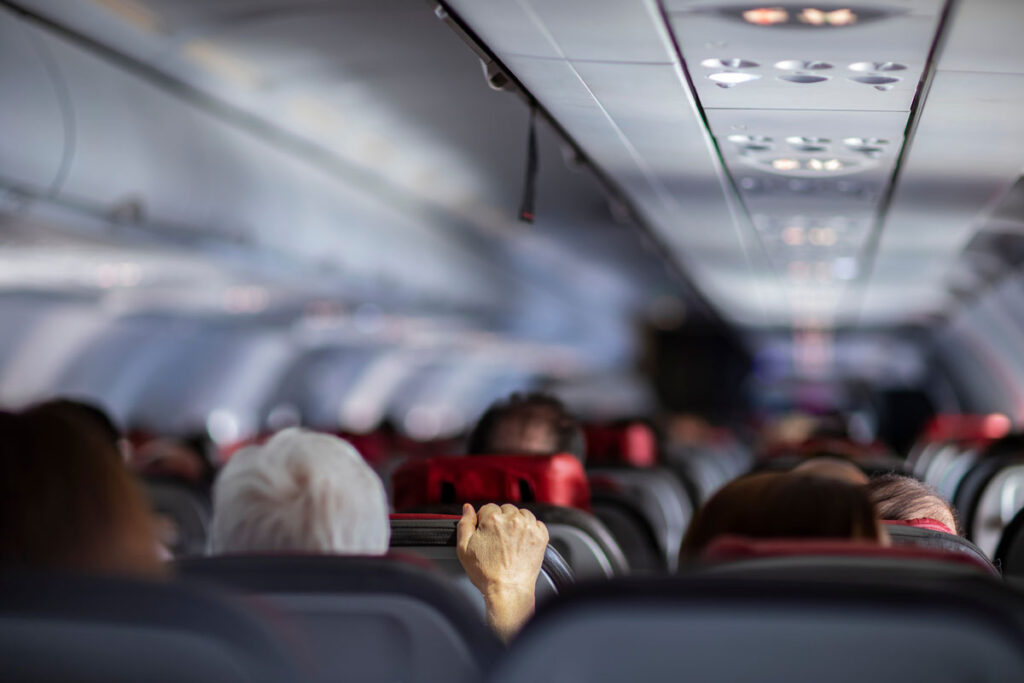 Des passagers inquiets dans un avion