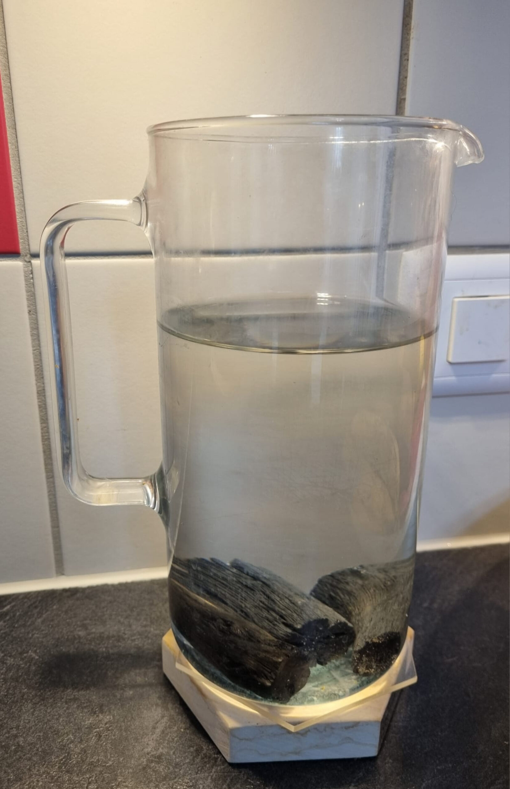 cruche d'eau avec charbon de quichou