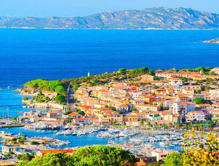 Voici une vue de la charmante petite ville d’Olbia