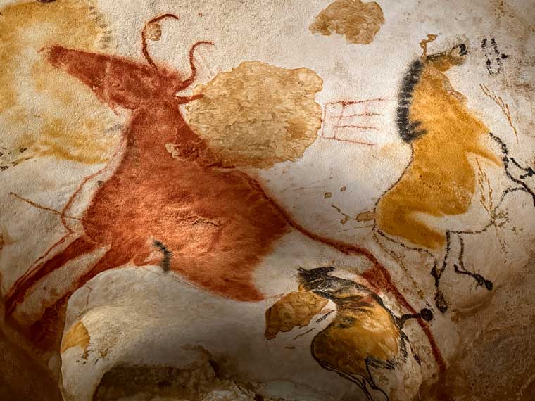 La grotte de Lascaux abrite environ 600 représentations animales.